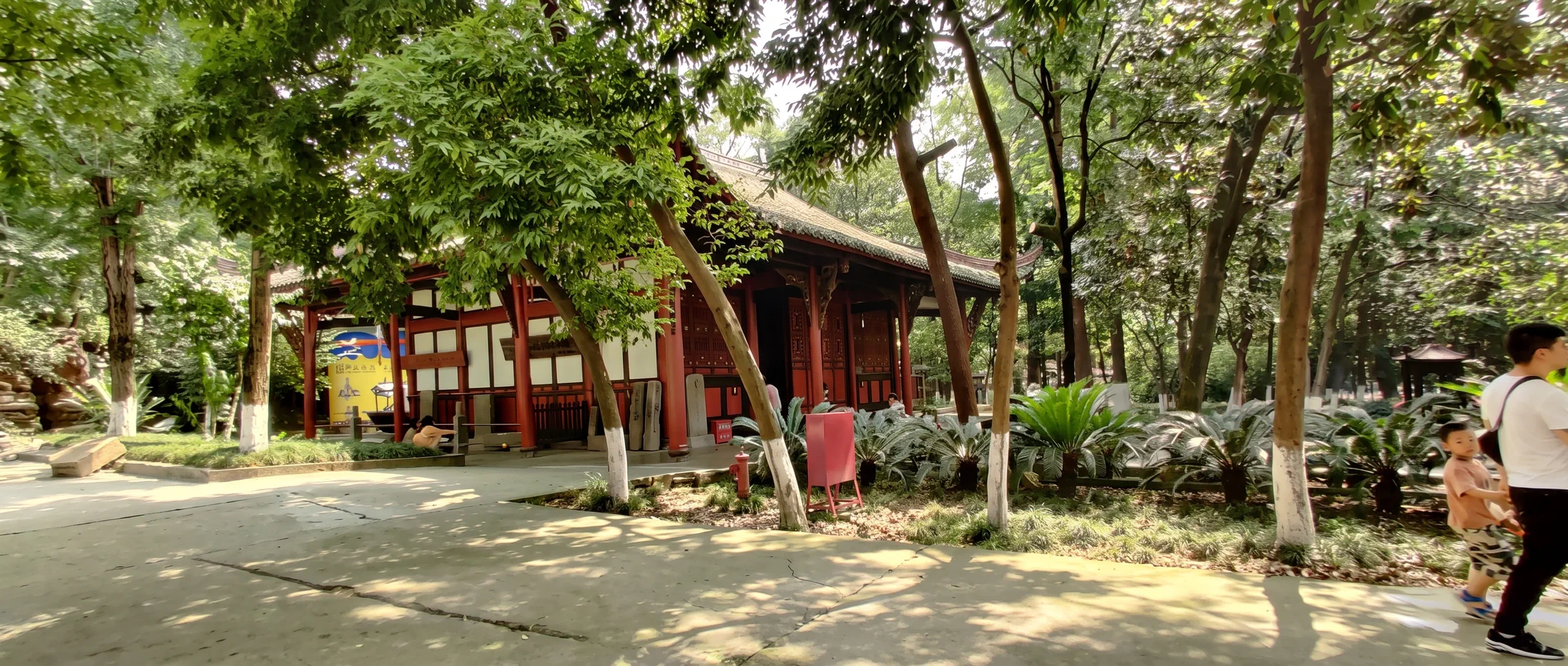 树木环绕下的成都昭觉寺灵骨塔殿现场全景