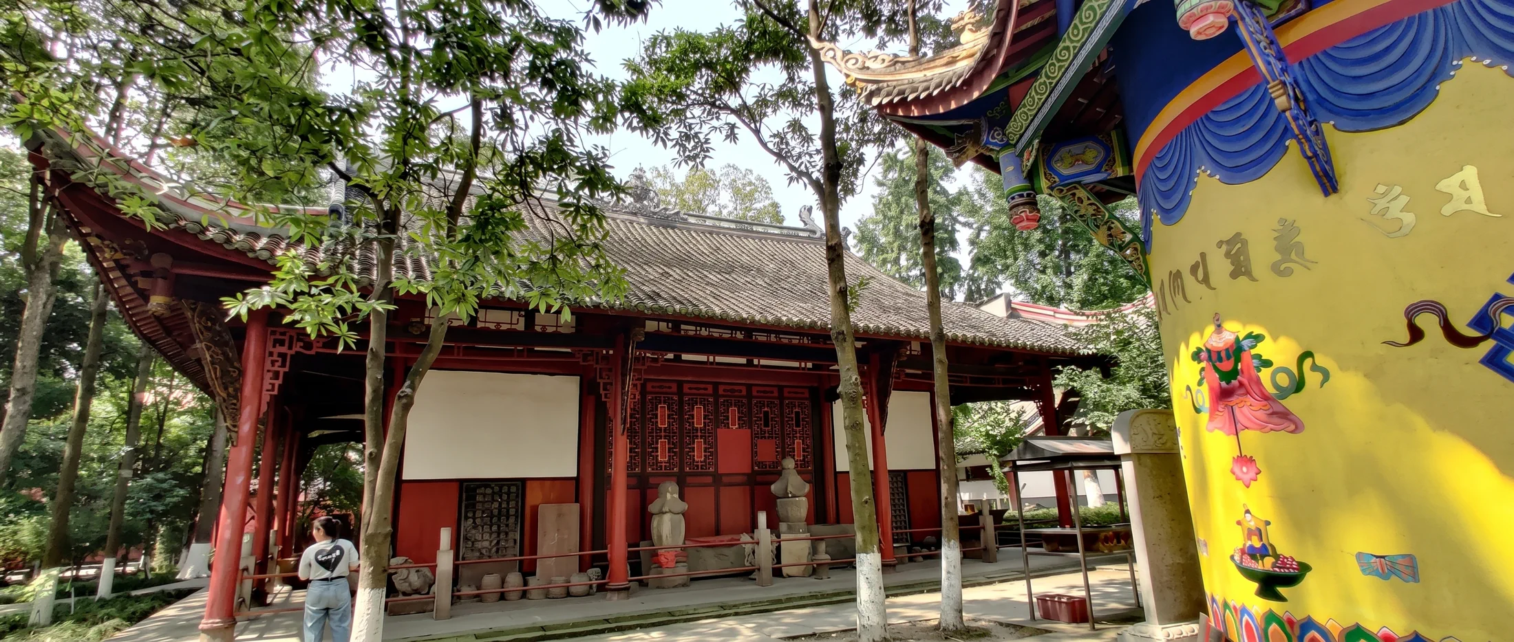 灵骨塔殿正立面及其与周边建筑的现场关系