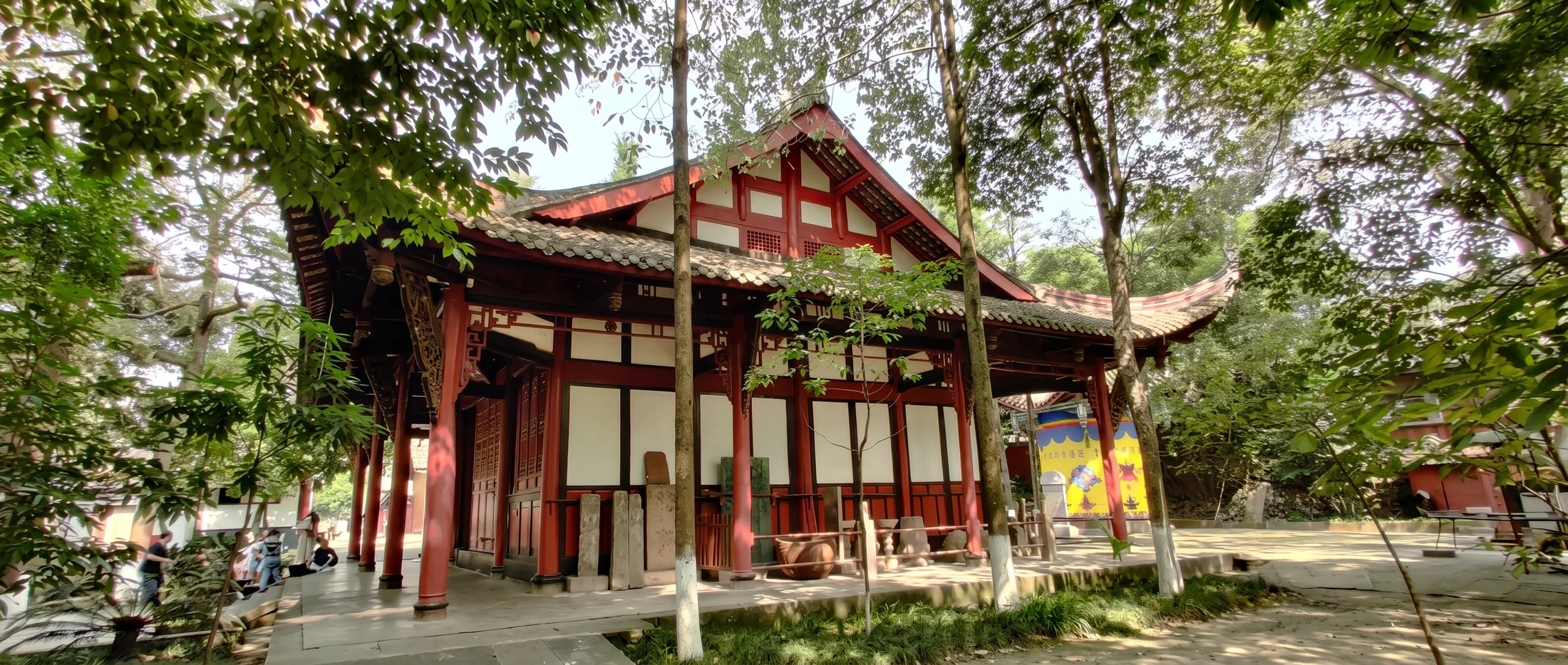 灵骨塔殿山墙、檐廊与林地环境现场照片