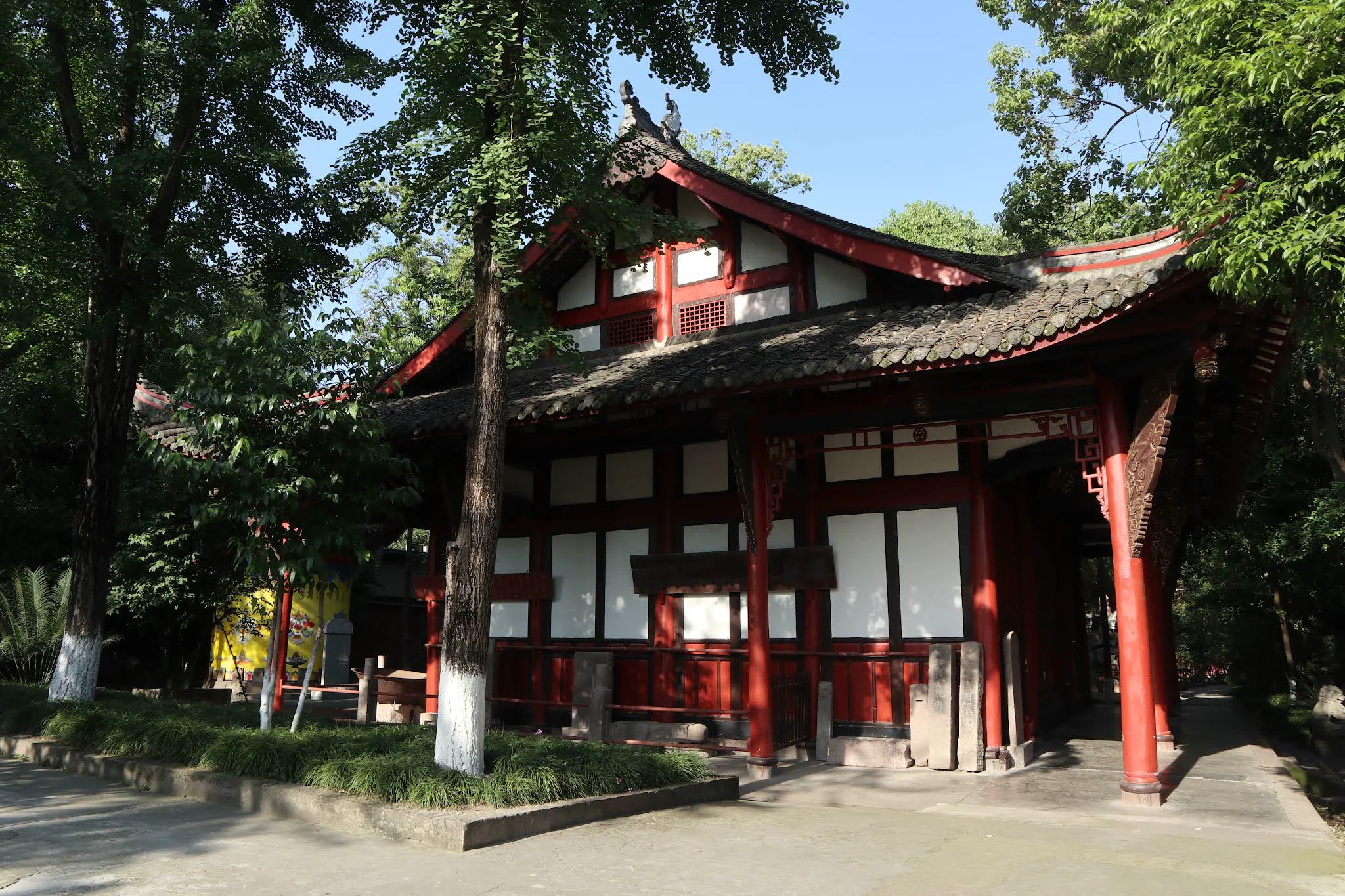 林木掩映下的灵骨塔殿殿前近景与屋面层次